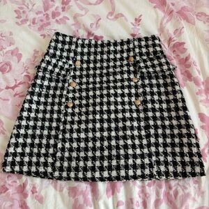 Francesca’s Mi Ami houndstooth tweed button front skirt
